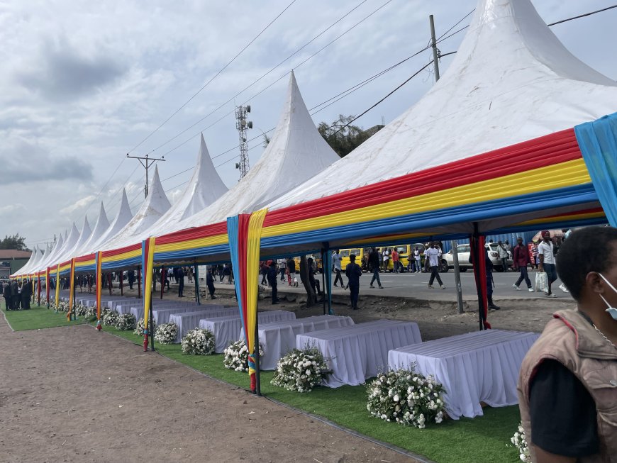 Bombardements à Goma : le décor est planté à l'esplanade du stade de l'unité pour les derniers hommages des victimes