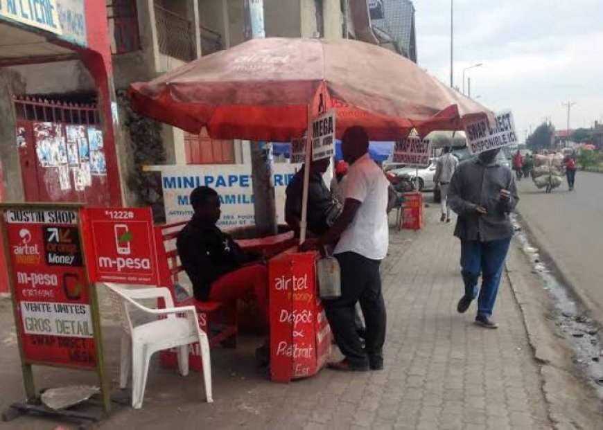 Goma post-M23: les changeurs de monnaie et les opérateurs de mobile money règnent; la population plongée dans une crise économique accrue